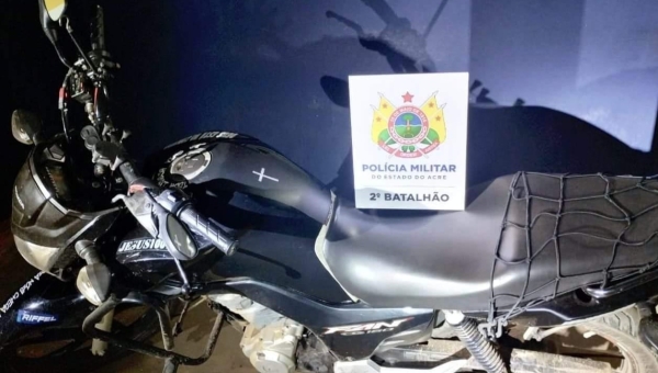 Motocicleta roubada é encontrada pela Polícia Militar no Bairro Canaã